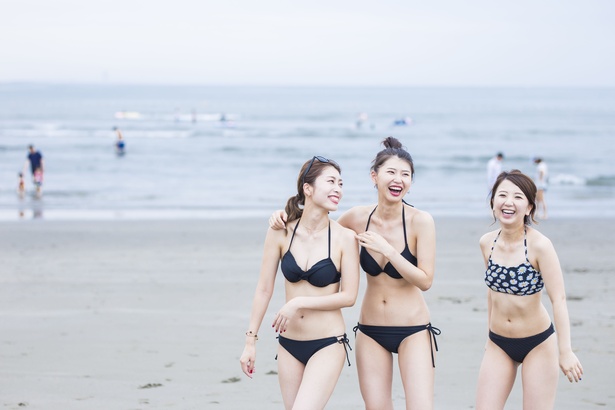 【写真を見る】南国美女も大はしゃぎ！たくさんの水着女子でにぎわう「AOSHIMA BEACH PARK」