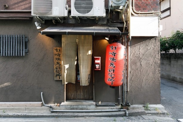 村崎焼鳥研究所 / 店は｢住吉橋通り｣沿い。赤い提灯が目印 