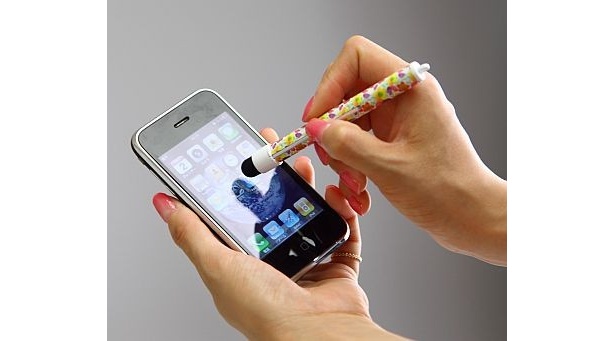爪が長い女性におすすめ！“指感覚”で使えるスマートフォン用タッチペン「モバペン」
