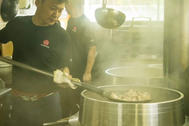 久留米 大砲ラーメン 本店 /スタッフの小川将仁さん。呼び戻しスープ作りは、その日の豚骨の状態や気温、湿度などに左右されるため熟練の技を要する