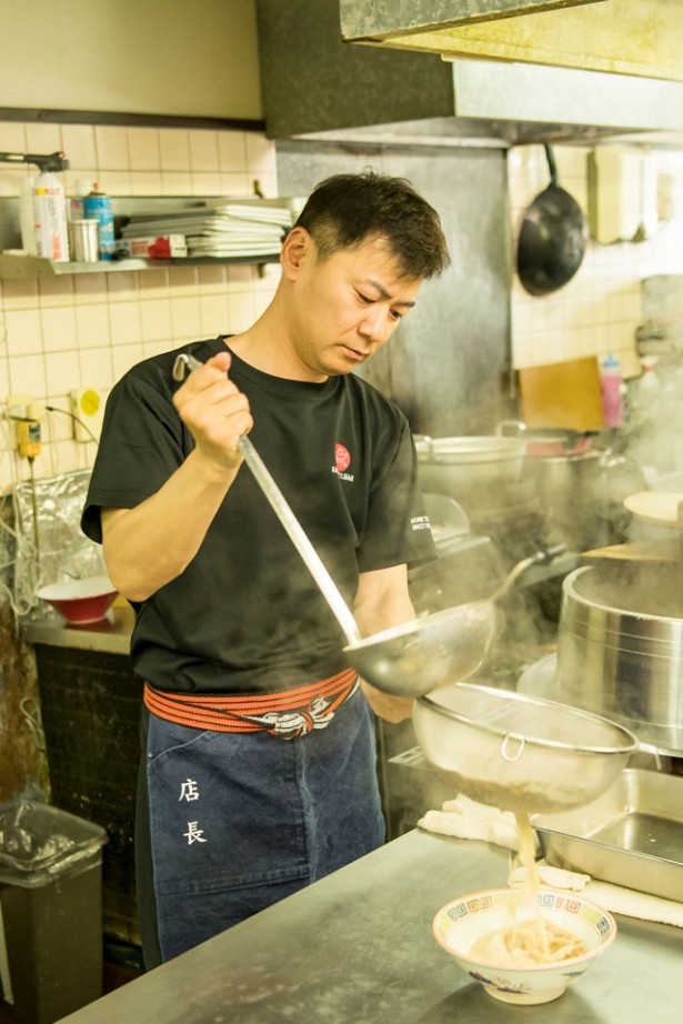 久留米 大砲ラーメン 本店 /スープを網で丁寧にこす。麺は、自社製麺所「大砲 麺工房」で作る中細ストレート。低加水麺なのでスープとより馴染みやすい