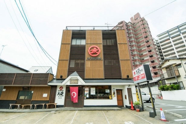 久留米 大砲ラーメン 本店 /1953(昭和28年)創業の老舗。女性も入りやすいシャレた外観 