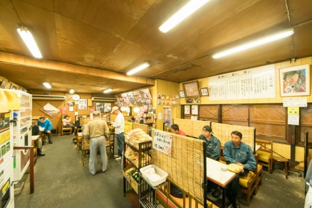 丸星ラーメン / 店内は80席あり、壁には昭和の店の写真や訪れた著名人のサインなどが飾られている