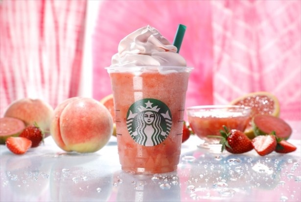 【写真を見る】7月20日(金)に発売された「ピーチ ピンク フルーツ フラペチーノ」