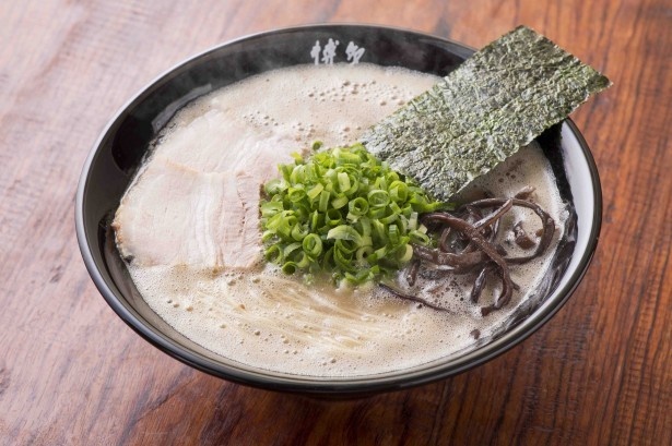 細かい泡が覆うスープはまさに“豚骨カプチーノ”！｢博多一双 博多駅東本店」の｢らーめん｣(650円) 