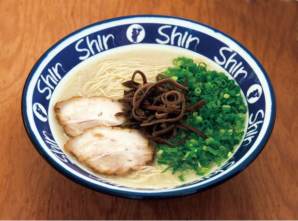 【写真を見る】博多らーめんShin-Shinの｢ラーメン｣(650円)。豚骨の旨味が凝縮された芳醇スープに極細麺を合わせる