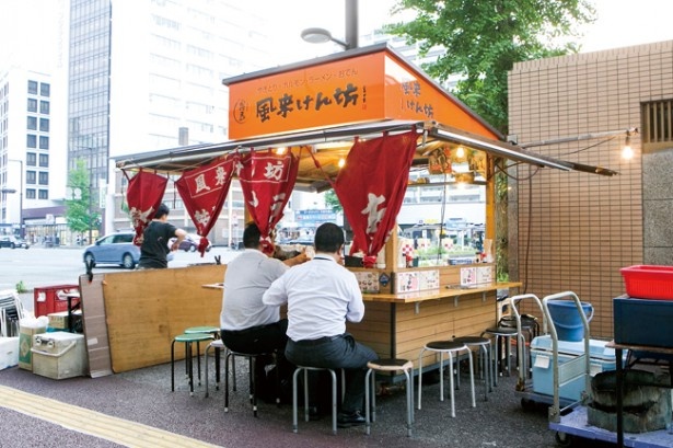 昭和通りでオレンジの看板がひと際目立つ「風来けん坊」 