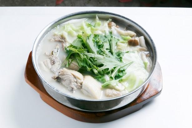 ｢博多水炊き｣(1〜2人前1800円)。鶏肉はホロホロと柔らかい。野菜もたっぷり 