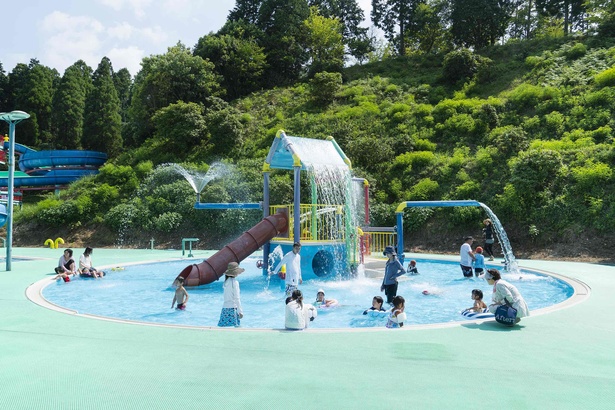 水深50cmのアスレチックプール。爽快な水しぶきを出す噴水が夏にピッタリ