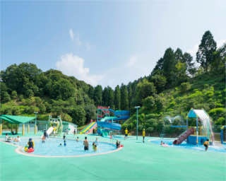 夏休みにおすすめ！大型休憩所でゆったり。福岡・八女｢くつろぎの森 グリーンピア八女｣のプールがオープン中！