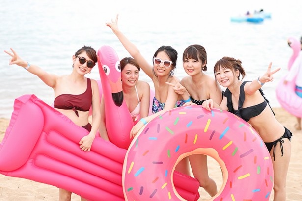 九州の海水浴場で見つけたキュートな水着女子