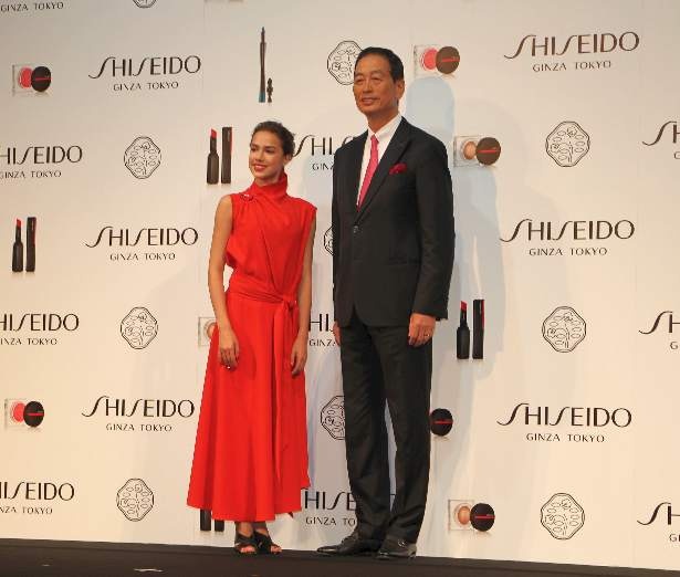 【写真を見る】大人っぽくシックな装いのザギトワ選手