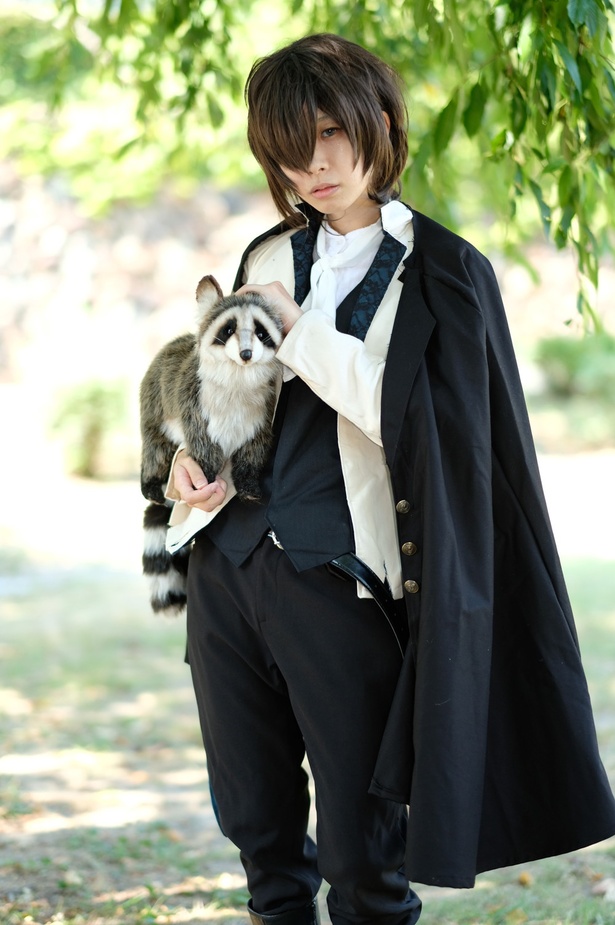 「文豪スレイドックス」のエドガー・アラン・ポオに扮したこしろさん