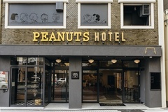 【写真を見る】レトロシックな佇まいのPEANUTS HOTEL(ピーナッツホテル)。3階にはPEANUTS DINER 神戸も