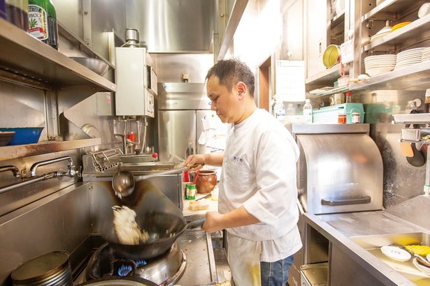 3代目店主の浅川英也さんが調理を担当。家族で店を切り盛り
