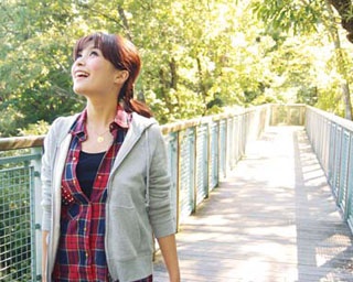 山をバックに記念撮影！キャノピーウォークで木の上を歩ける「一庫公園 自然観察の森」