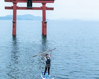 琵琶湖に鳥居が浮かぶ白鬚神社で話題のSUPを体験！