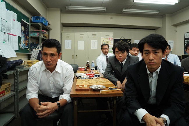 【写真を見る】3年で3度、将棋がテーマの作品に出演した染谷将太