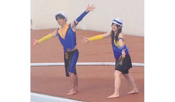 ダンサーと一緒に踊って気分もノリノリ！