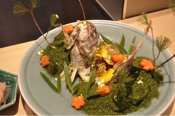 川梅ではセレブレーションメニューとして、6名以上のディナーに1人2000円追加で、祝い鯛を用意してくれる