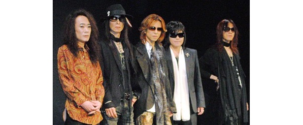 8月に行われるライブに向けて記者会見を行ったX JAPAN。写真左よりPATA(ギター)、HEATH(ベース)、YOSHIKI(ドラム、ピアノ)、ToshI(ボーカル)、SUGIZO(ギター、バイオリン)