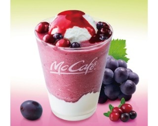 マックカフェから葡萄の食感と香りにこだわった「ミックスベリー＆葡萄スムージー」発売