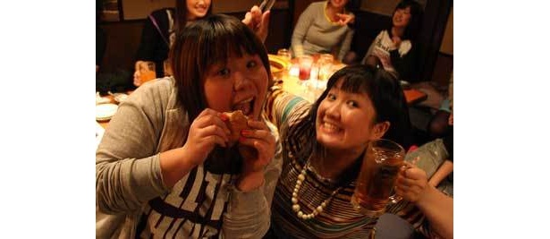 「パンプキンズ」の2人。ハンバーガーが似合いすぎです