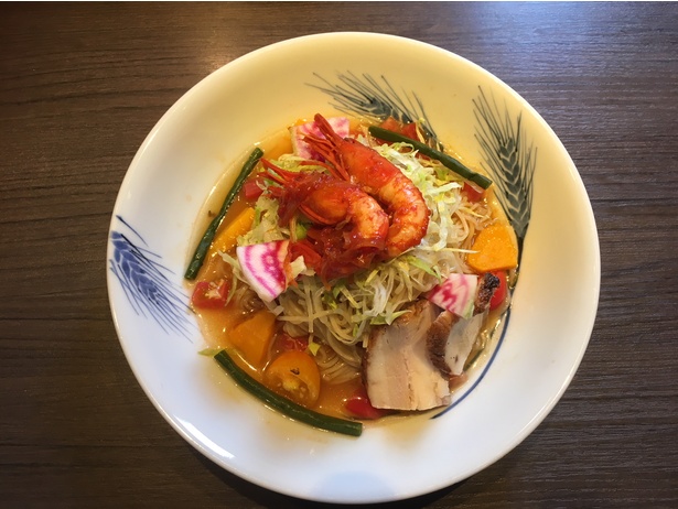 【写真を見る】歯ごたえのいい野菜はどれも味が濃くて主役級！ 有頭エビを使ったエビチリも豪華