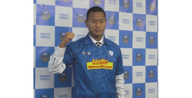 ボーフムのユニフォームを着てガッツポーズする鄭 大世