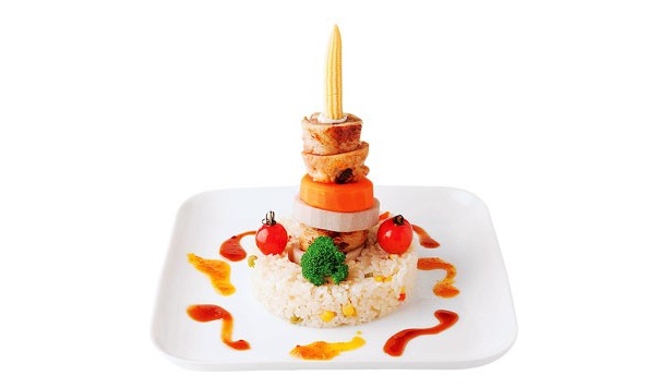 フレンチ「ビストロ サブール」(墨田区業平)の、ピラフとチキンロールなどが重ねられた「タワーチキン」(1500円)