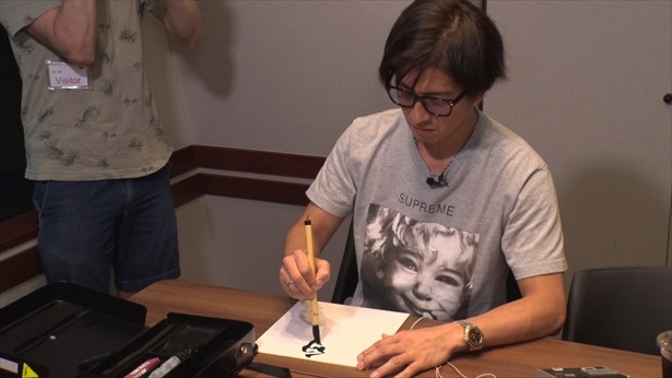 【写真を見る】毎年、お正月にやっていた“おめ言葉”を書く木村