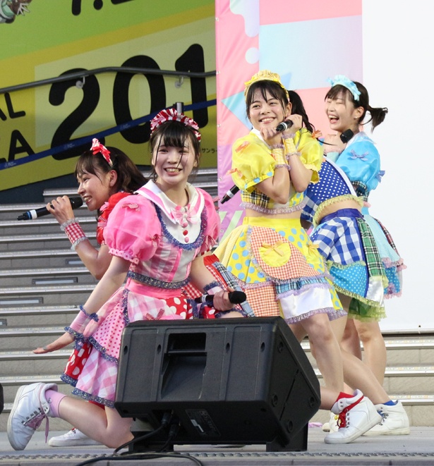 KAMOがネギをしょってくるッ!!!の藤宮もな、樋口さや、八雲ゆり、柊はな、蒼井はるなが8月4日「TOKYO IDOL FESTIVAL 2018」(8月3日~5日、お台場・青海周辺エリア)のFESTIVAL STAGEに出演した