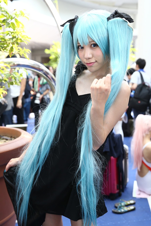 「深海少女」の初音ミクに扮した白彗奏さん
