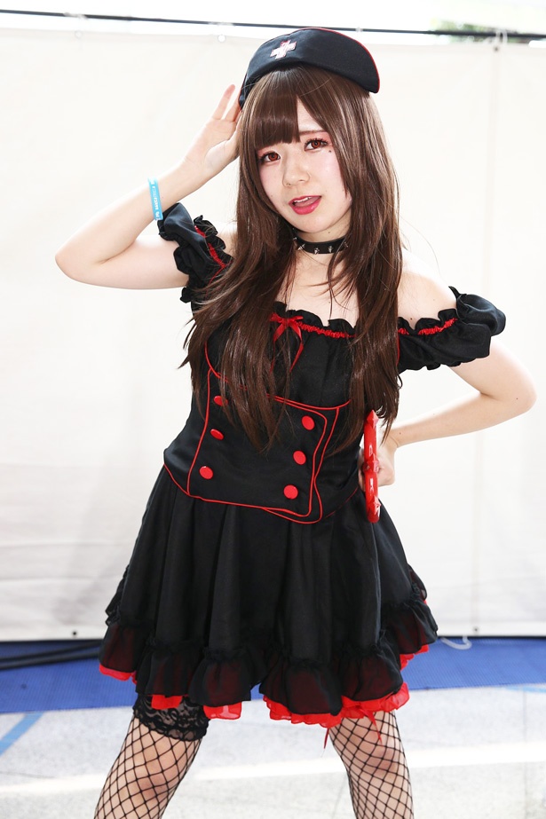 オリジナル黒ナースの装いをした宮愛音さん