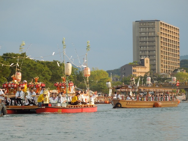 瀬田川を海に見立てて船渡御を再現する「船幸祭」