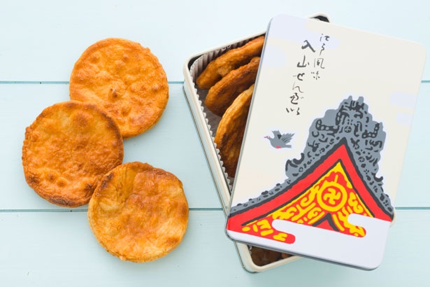 生醤油が香る、入山煎餅の「おせんべい」(13枚入り1970円)。堅めのせんべいが好きな人におすすめ