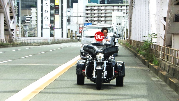 二人はハーレーに乗って、“相方”の思い出の地・十三まで行くことに