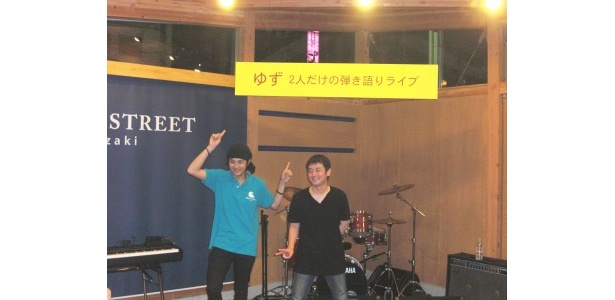 終演後、プレゼントされたTシャツを着て現れた北川産とちょっとお疲れの岩沢さん