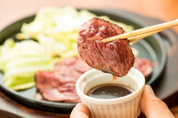 ローストビーフ＆ステーキ ANZU / ソースはオリジナルのステーキソース、おろしポン酢、ワサビ醤油から選べる