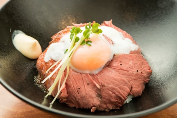ローストビーフ＆ステーキ ANZU /「ローストビーフボウル」(1380円)。肉の下のご飯にステーキソースがかかる 