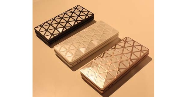 ホワイト、ピンク、ブラックの3カラー