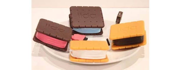ビスケット型のACアダプター携帯ケース