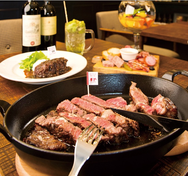 ｢熟成牛ステーキバル Gottie's BEEF キュービックプラザ新横浜｣では、本場仕込みの熟成肉と熟成酒が味わえる