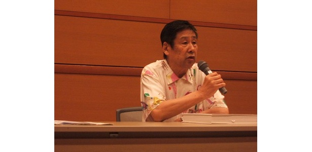 記者発表に応じる横尾氏