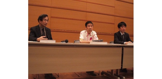 記者発表に応じる横尾氏（中央）
