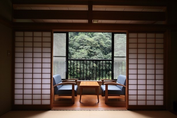 旅館 渓仙閣 / 山の爽やかな緑が目の前に広がる和室