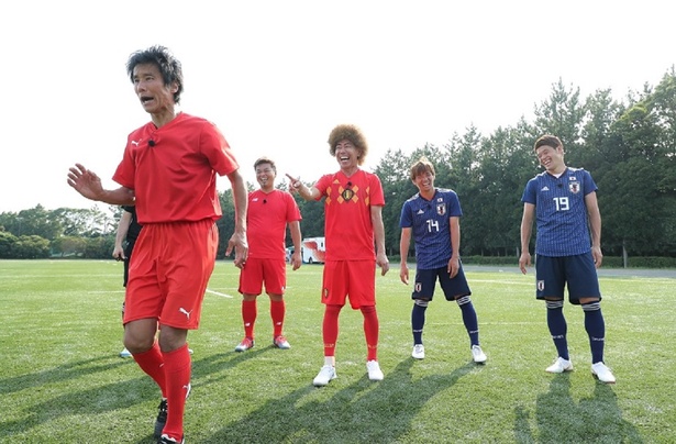 勝利宣言し、PKに向かう中山雅史