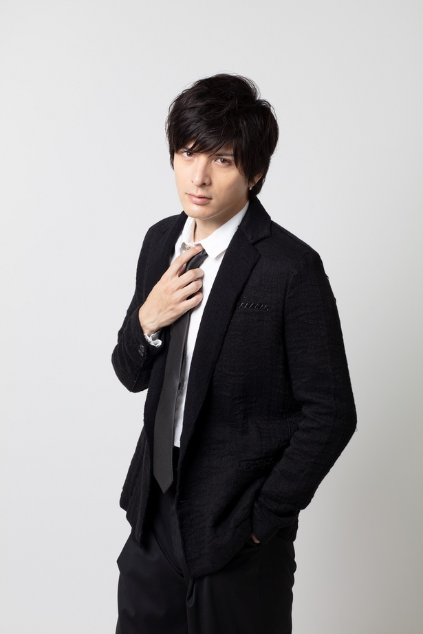 人気小説家・加賀屋を演じる城田優