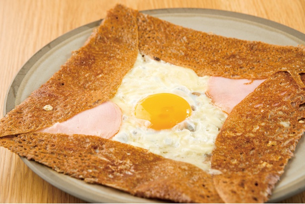 「コンプレットクラシコ」(1,080円)は、卵、ハム、エメンタールチーズで。生地はやや厚めでしっとりやわらか