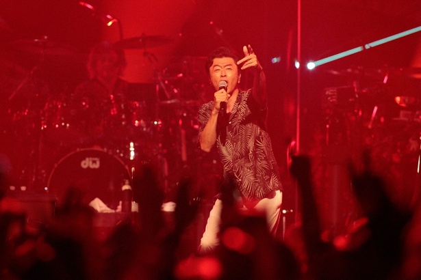 【写真を見る】「勝手にシンドバッド」「LOVE AFFAIR~秘密のデート~」などの名曲で大盛り上がり!